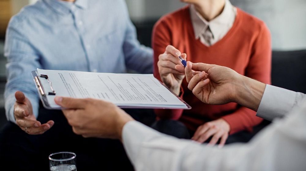 Ilustrasi orang sedang konsultasi asuransi.