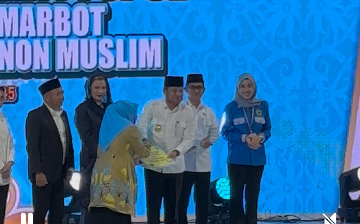 Gubernur Kaltim Harum menyerahkan insentif kepada tenaga pendidik, marbot dan penjaga rumah ibadah di Balikpapan pada Rabu 17 September 2025