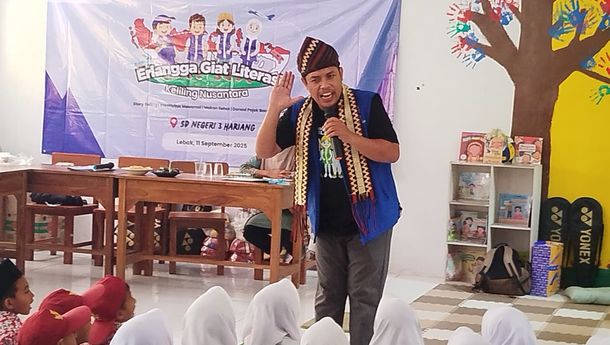 Pendongeng Lampung Jarwo Songha Tampil di Pedalaman Suku Baduy, Banten