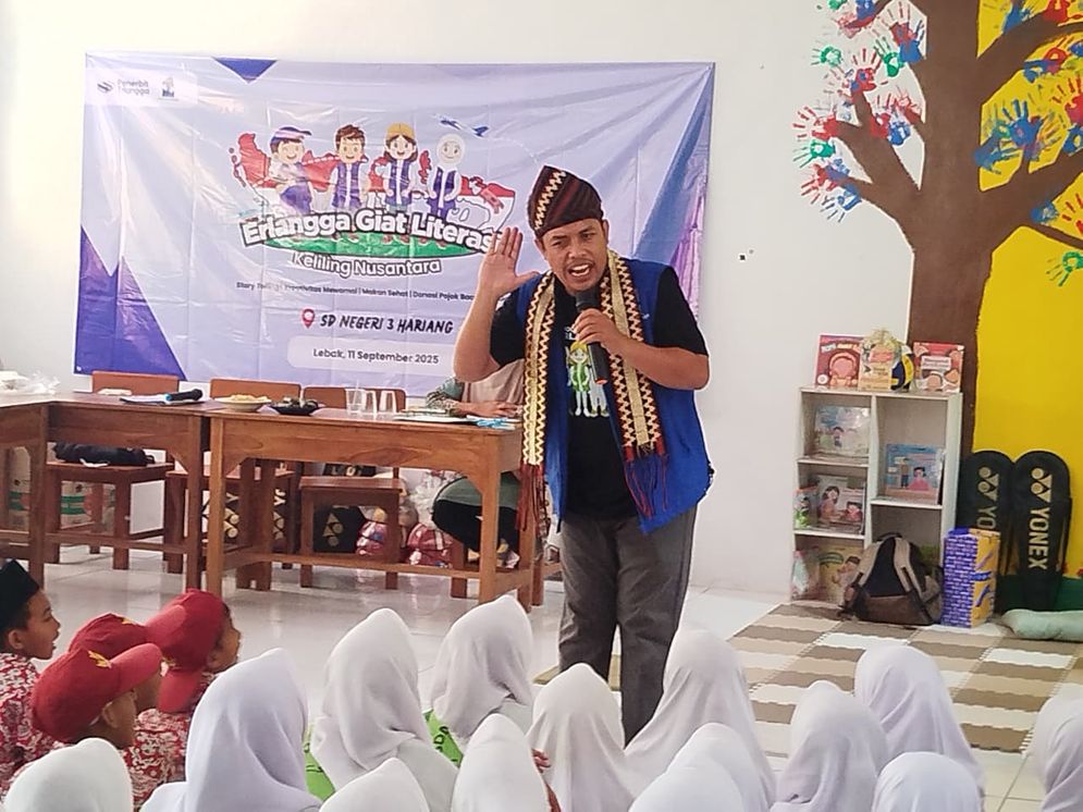 Pendongeng asal Lampung, Jarwo Songha, menggelar pentas dongeng hingga pelosok Banten, tepatnya di Desa Hariang, Kecamatan Sobang, Kabupaten Lebak. Desa ini berbatasan langsung dengan Kampung Baduy Luar, Desa Kanekes.