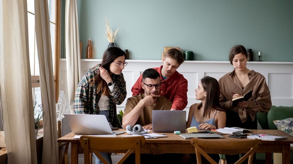 Ilustrasi Gen Z di tempat kerja.