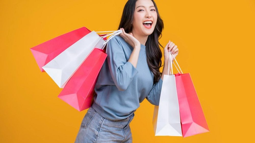 Ilustrasi wanita belanja dan berujung boros.