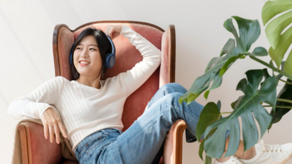 Ilustrasi wanita menjalankan hidup slow living.