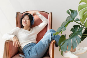 Ilustrasi wanita menjalankan hidup slow living.