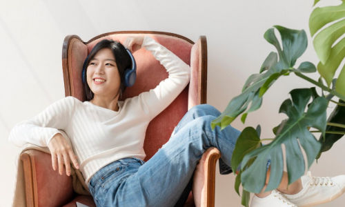 Ilustrasi wanita menjalankan hidup slow living.