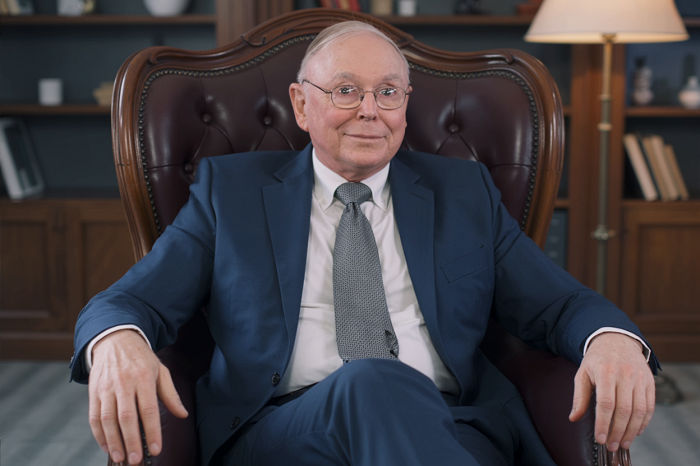 Charlie Munger atau dikenal sebagai tangan kanan Warren Buffett.