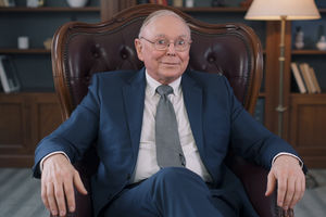 Charlie Munger atau dikenal sebagai tangan kanan Warren Buffett.