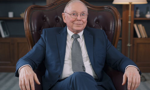 Charlie Munger atau dikenal sebagai tangan kanan Warren Buffett.