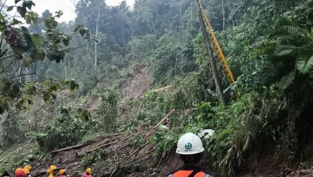PLN UP3 Pringsewu Gerak Cepat Bersama Tim Gabungan Atasi Longsor di Tanggamus