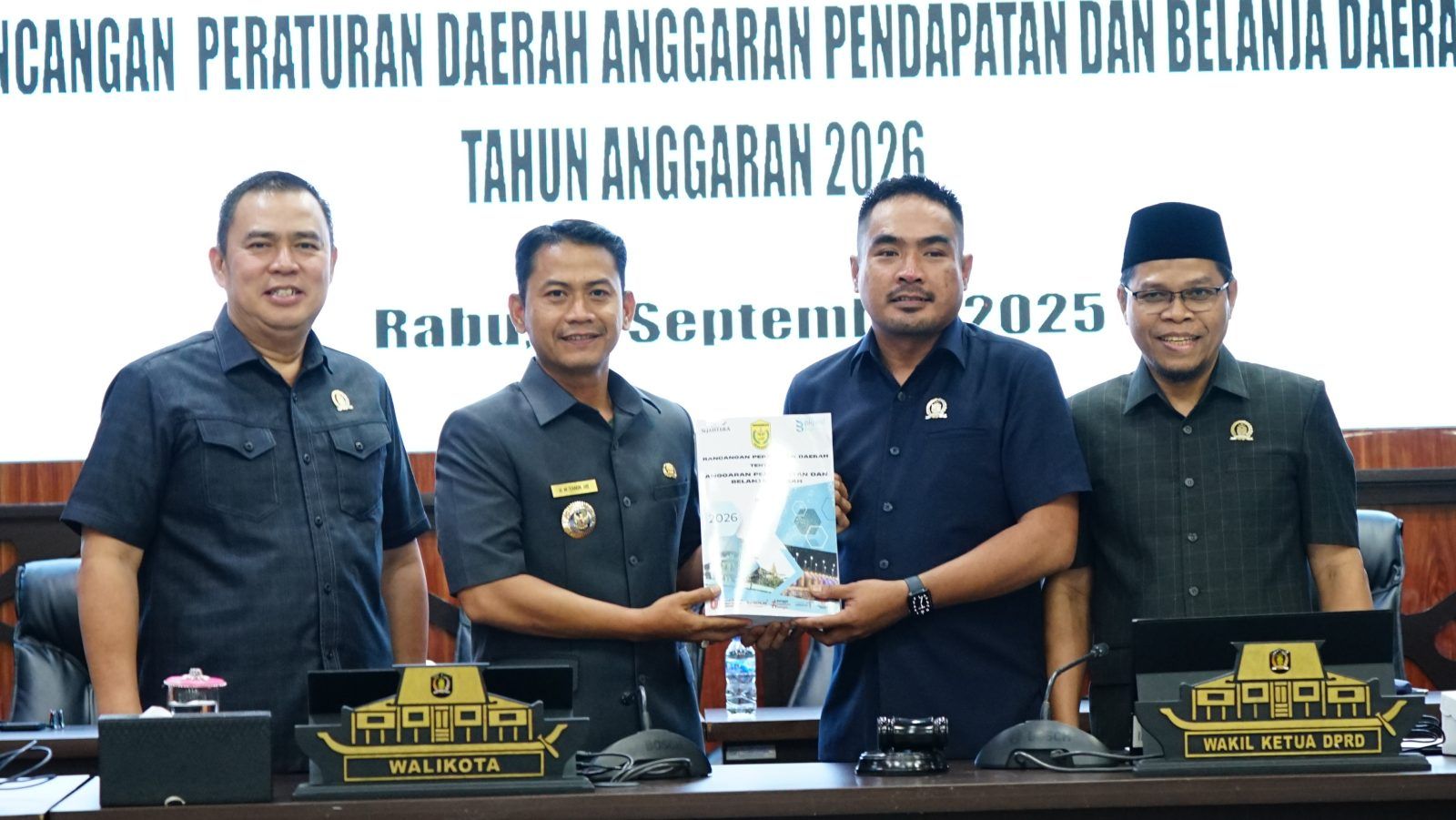 Pemerintah Kota Banjarmasin menetapkan rencana anggaran pendapatan dan belanja daerah (APBD) 2026 sebesar Rp2,1 triliun. Rancangan ini disampaikan Wali Kota Banjarmasin Yamin HR dalam rapat paripurna penyampaian Raperda APBD 2026 di Aula DPRD Kota Banjarmasin, Rabu (10/9/2025).