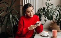 Ilustarsi wanita menggunakan media sosial.