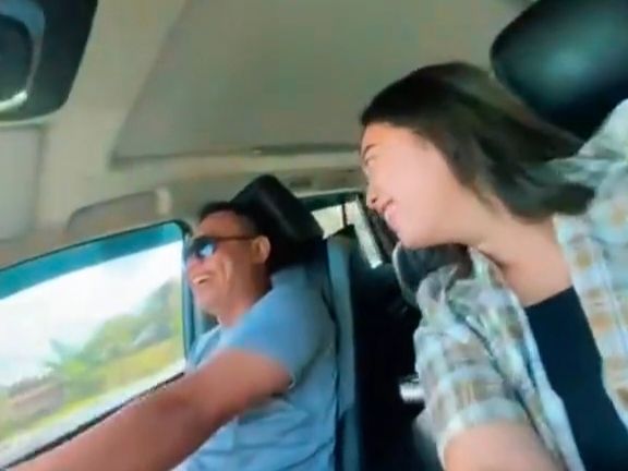 Anggota DPRD Provinsi Gorontalo, Wahyudin Moridu bersama seorang wanita dalam perjalanan menuju Makasar. (Foto:Istimewa)