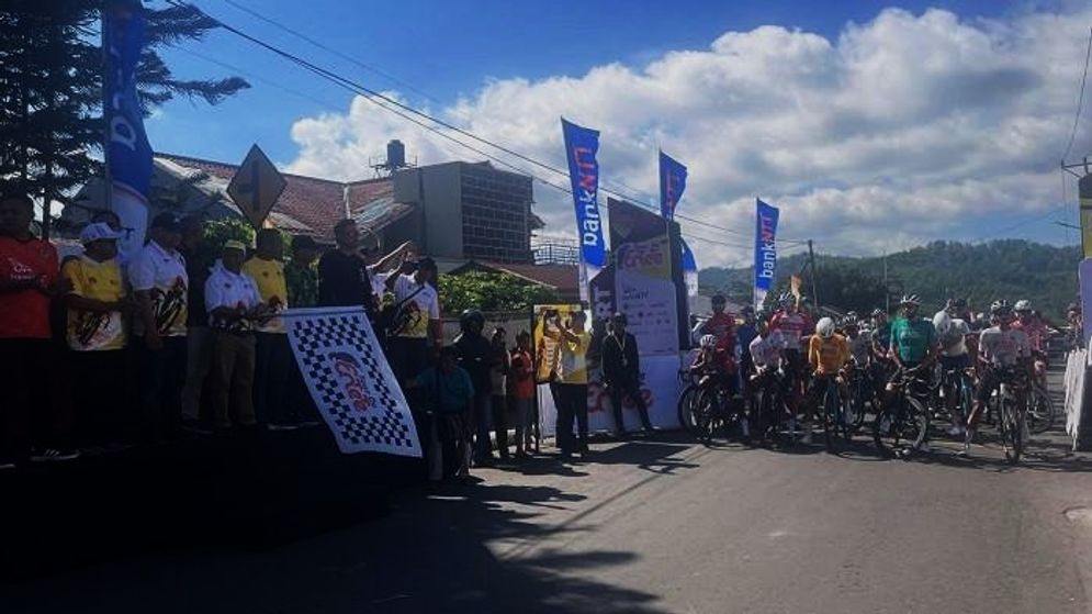 Bupati-Ngada-Raymundus-Bena-saat-melepas-peserta-Tour-de-EnTeTe-menuju-etape-9.jpg