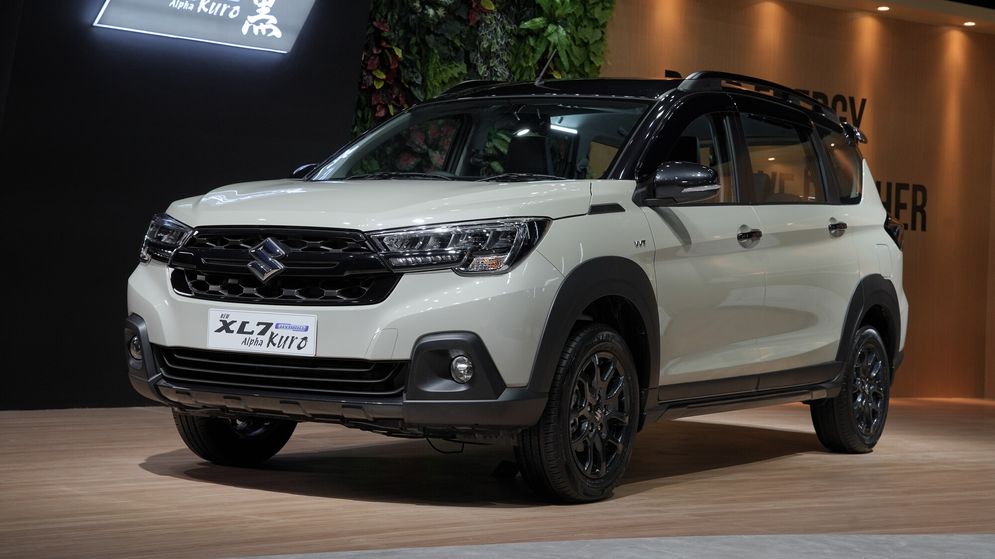 Suzuki New XL7 Hybrid Alpha Kuro - Savanna Ivory.jpg