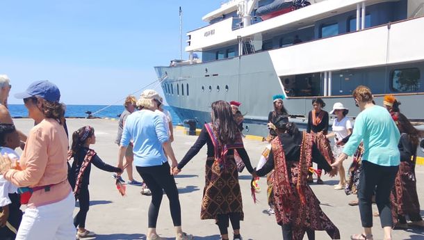 Aqua Blu Yacht Sambangi Maumere, Wisatawan Asing Disuguhi Pesona Budaya Lokal