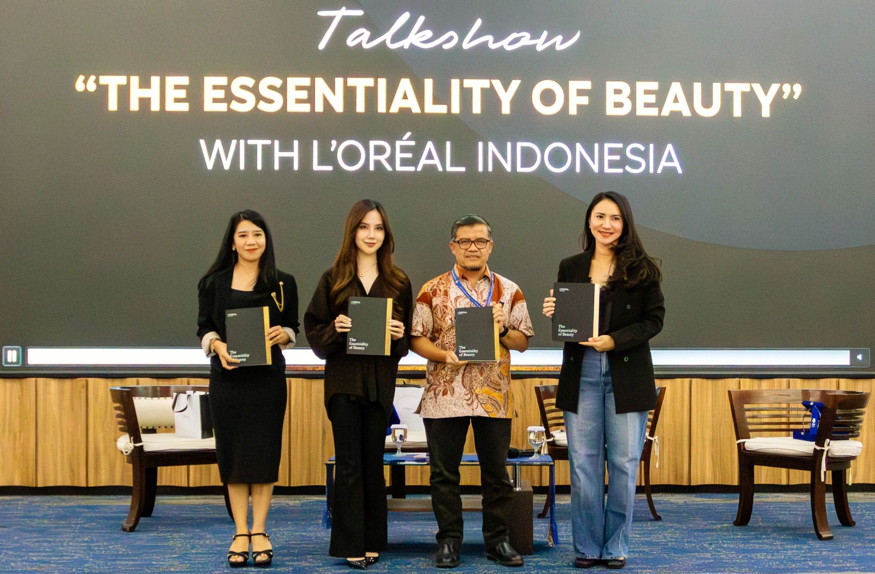 Diskusi dan bedah buku yang digelar UMN dan L’Oréal
