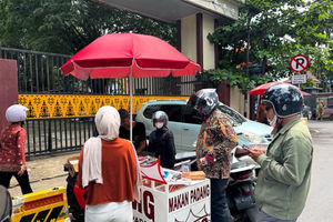 Dang Makanan Padang, Nasi Padang Keliling.