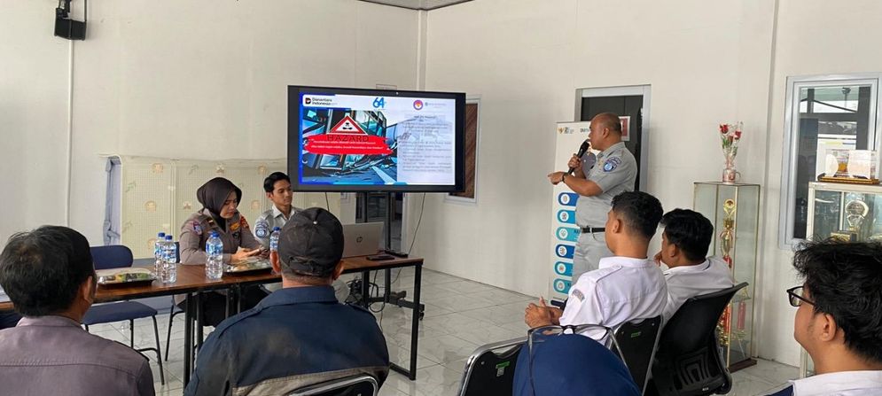 Pembagian Buku Keselamatan Lalu Lintas Bus dan Truk serta Pelayanan Kesehatan Gratis di PO Damri Lampung