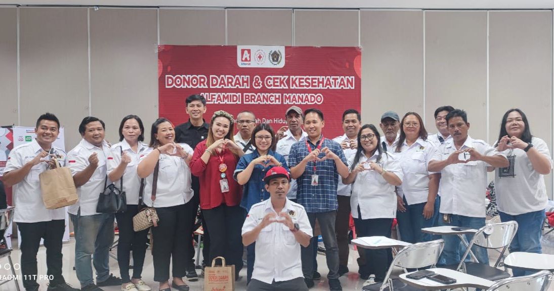 Kegiatan donor darah yang dilakukan PWI Minut bekerjasama dengan Alfamidi dan PMI Minut. (Foto:Istimewa)