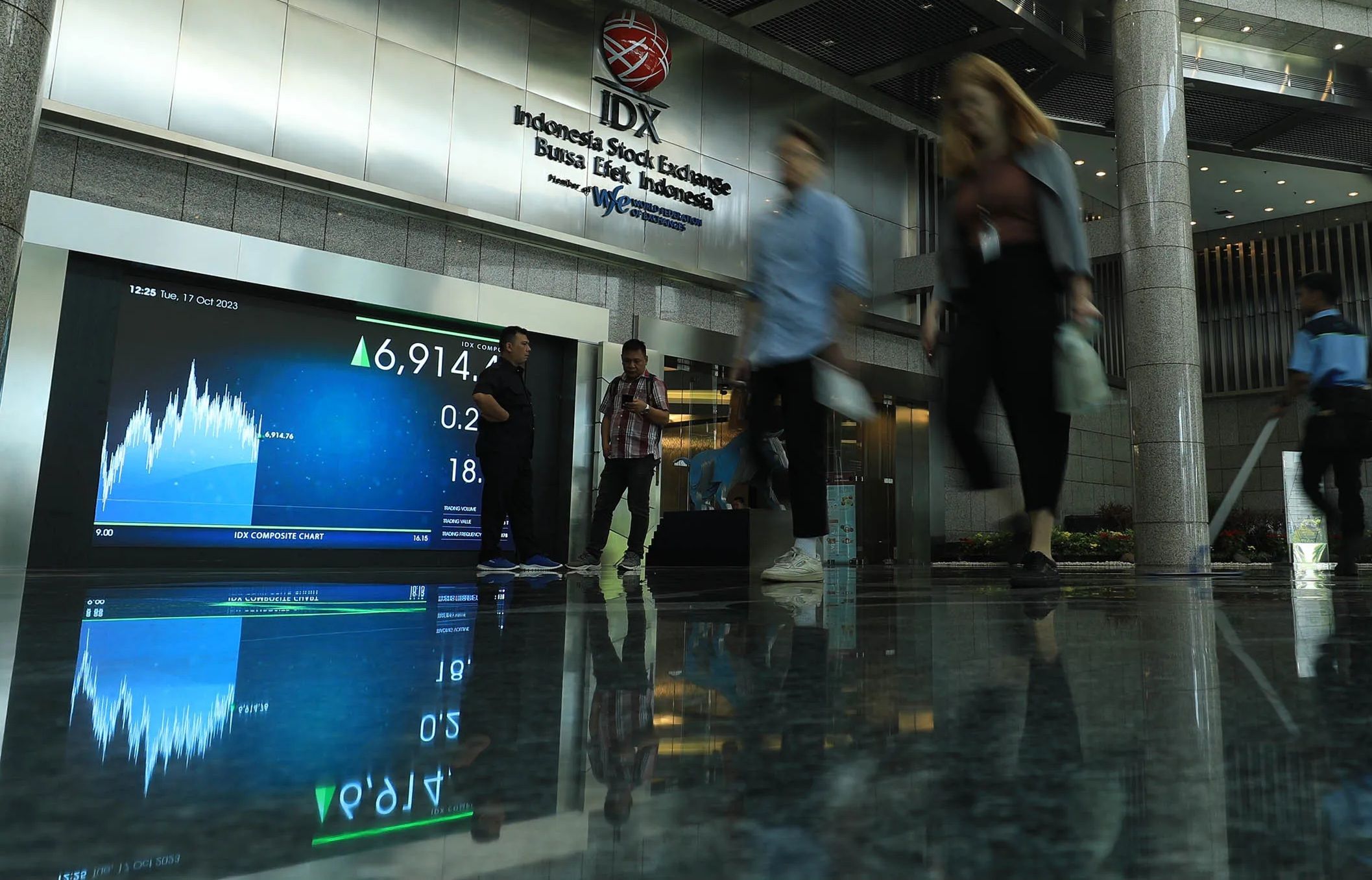 Bursa Efek Indonesia menjatuhkan sanksi denda kepada belasan emiten. 