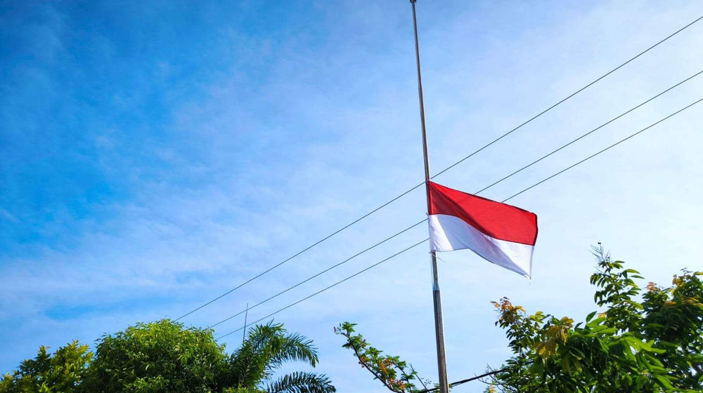 bendera setengah tiang.jpg