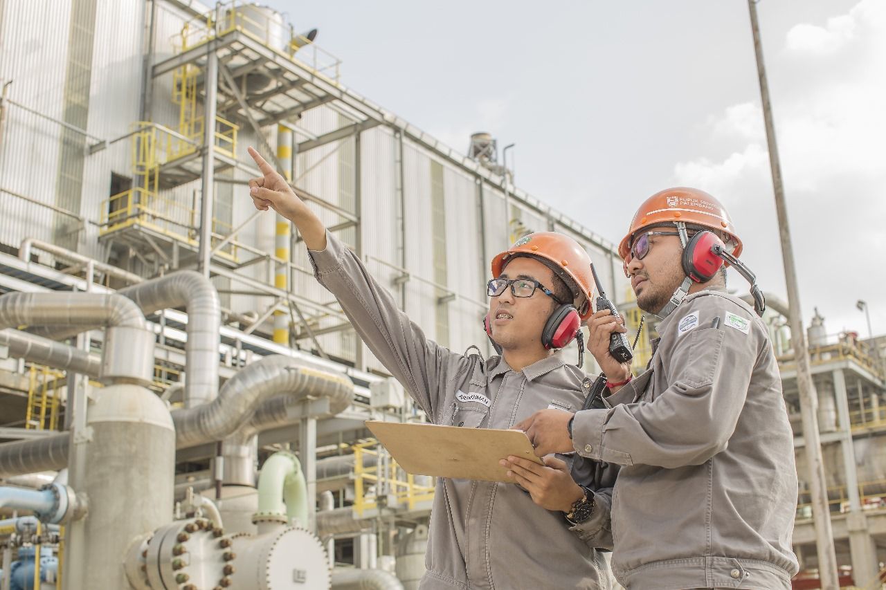 PT Pupuk Indonesia (Persero) menempuh strategi revitalisasi industri senilai Rp54 triliun untuk modernisasi pabrik tua hingga membangun pabrik baru. Langkah ini diyakini menjaga efisiensi, menekan biaya produksi, dan memastikan harga pupuk tetap terjangkau bagi petani.