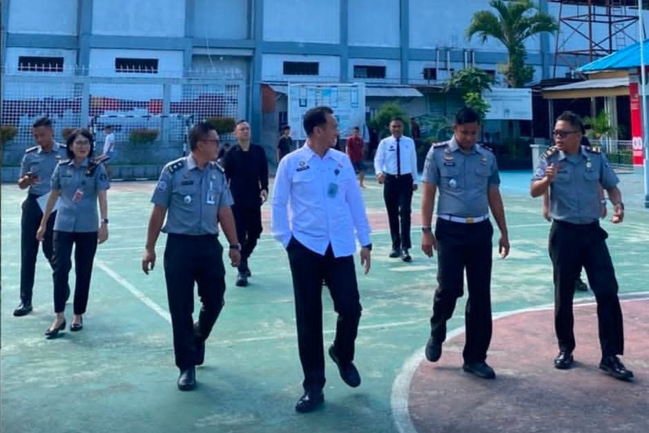 Karutan Ady Kusuma Wardana bersama pejabat struktural dan jajaran, melakukan tour in blok di area Rutan Manado.