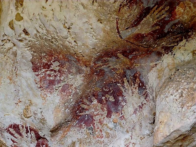 Tapak tangan purba di goa Blonyot Kampung Merabu kawasan karst Sangkulirang Mangkalihat. (Foto: YKAN)