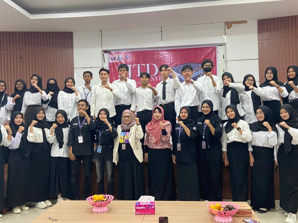 Foto bersama peserta, panitia dan pejabat UIN Palembang pada PJTD ke-27 LPM Ukhuwah