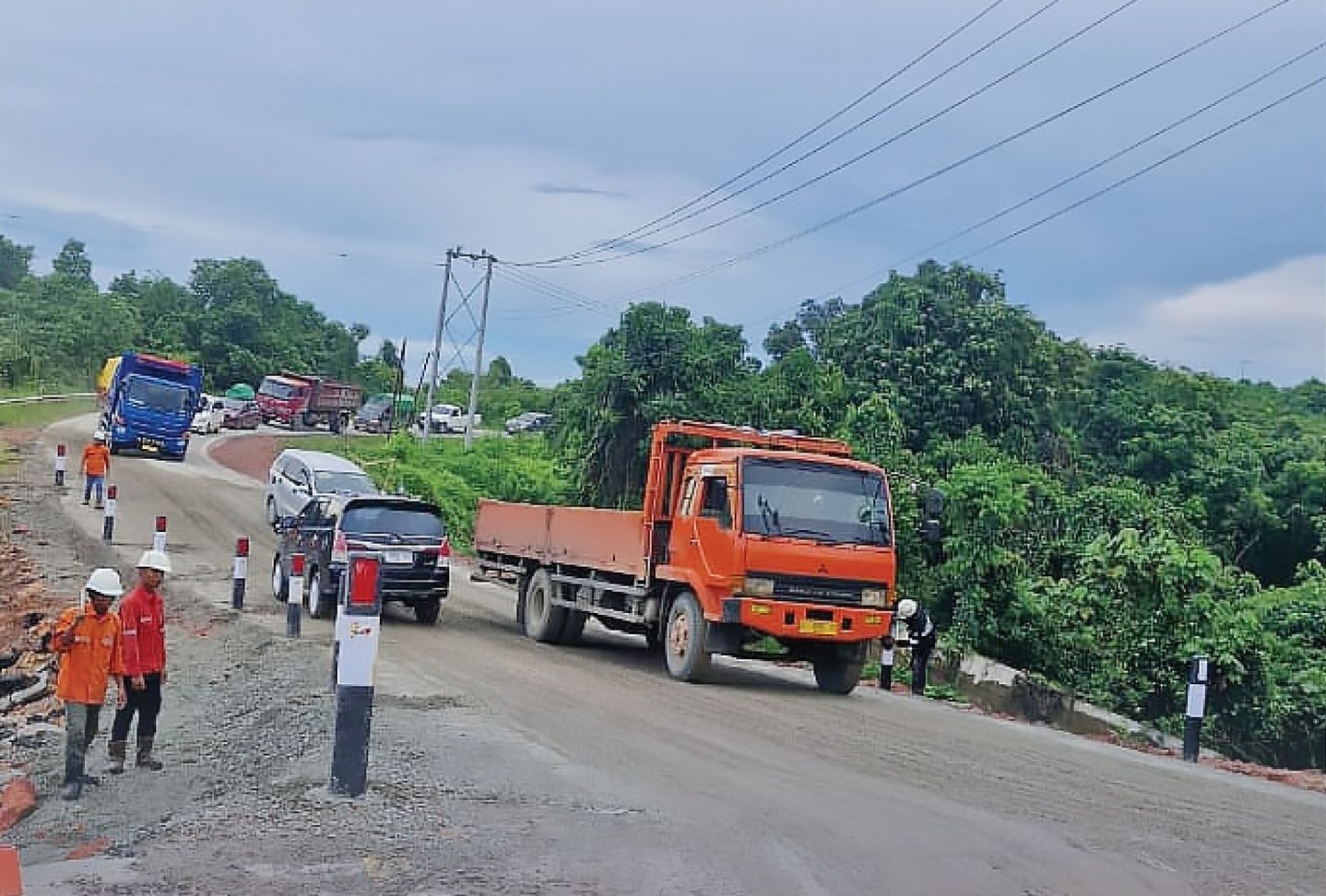 Jalan poros Sangatta -Bengalon kembali dibuka dari dua jalur. (Foto: KPC)