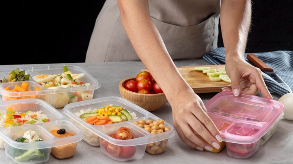 Ilustrasi orang sedang menyiapkan meal prep untuk seminggu.