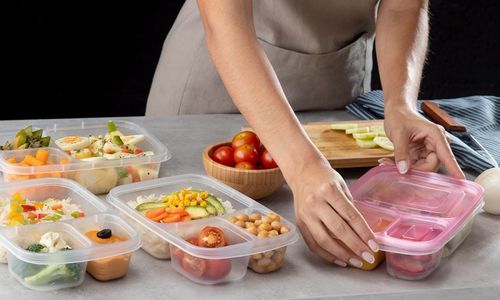 Ilustrasi orang sedang menyiapkan meal prep untuk seminggu.