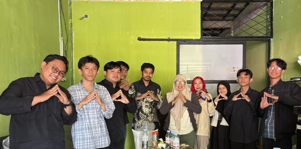Foto bersama Kaprodi Jurnalistik UIN Raden Fatah, peserta magang, dan pimpinan Wongkito.co dalam kegiatan pelepasan mahasiswa magang.