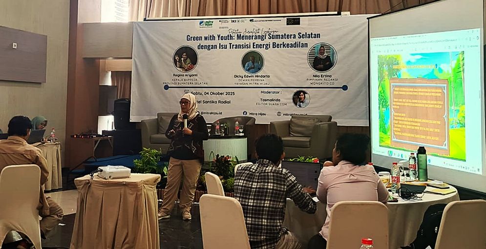 Pemimpin Redaksi WongKito.co, Nila Ertina saat memamparkan materi pada Green with Youth: Menerangi Sumatera Selatan dengan Isu Transisi Energi Berkeadilan, Sabtu (4/10/2025)