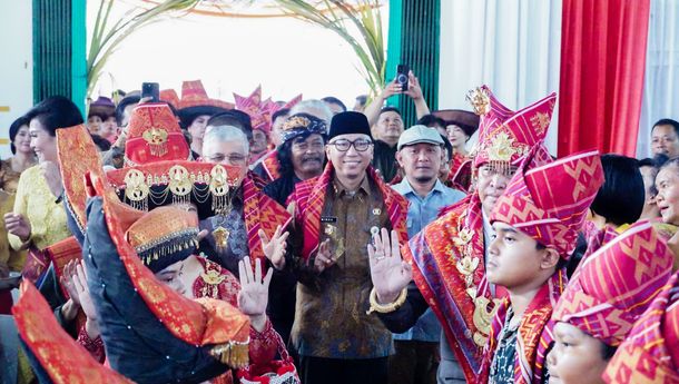 Hadiri Pagelaran Budaya Karo, Gubernur Mirza Ajak Generasi Muda Lestarikan Budaya