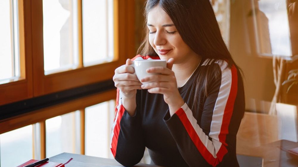 Ilustrasi wanita sedang nongkrong dan memesan segelas kopi.