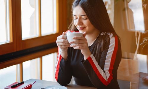 Ilustrasi wanita sedang nongkrong dan memesan segelas kopi.
