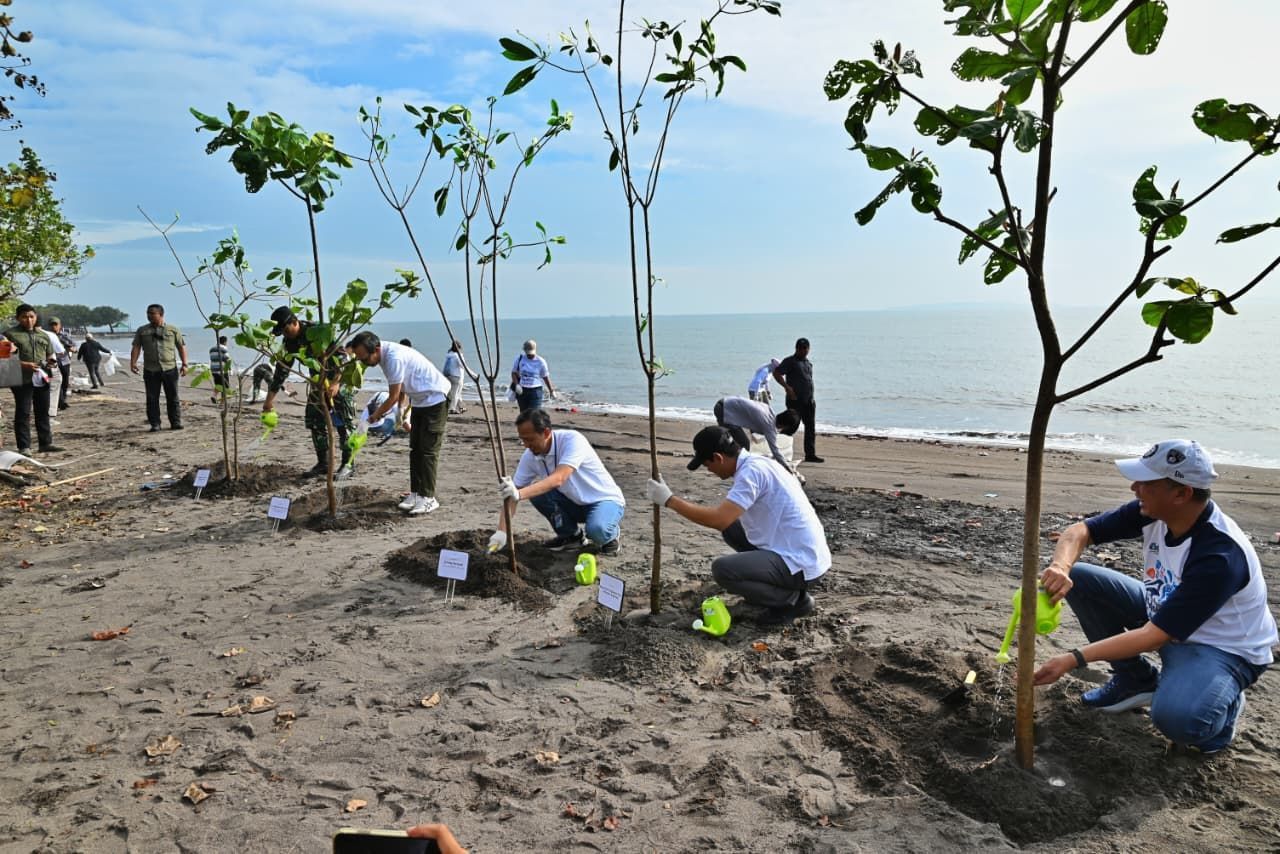 PGN Gelar Aksi Bersih Pantai, 1,1 Ton Sampah Terangkat dari Tanjung Pasir Banten