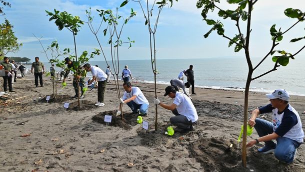 PGN dan KLHK Angkut 1,1 Ton Sampah Plastik dari Pantai Tanjung Pasir
