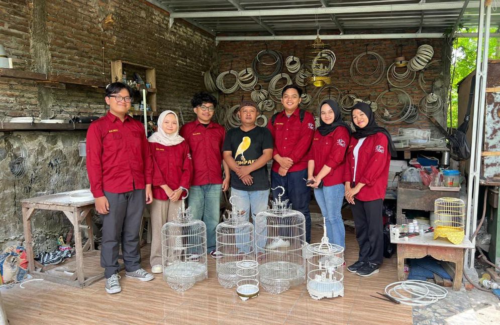 BRI Bina UMKM Solo Ubah Limbah Pipa PVC dan Akrilik Jadi Cuan