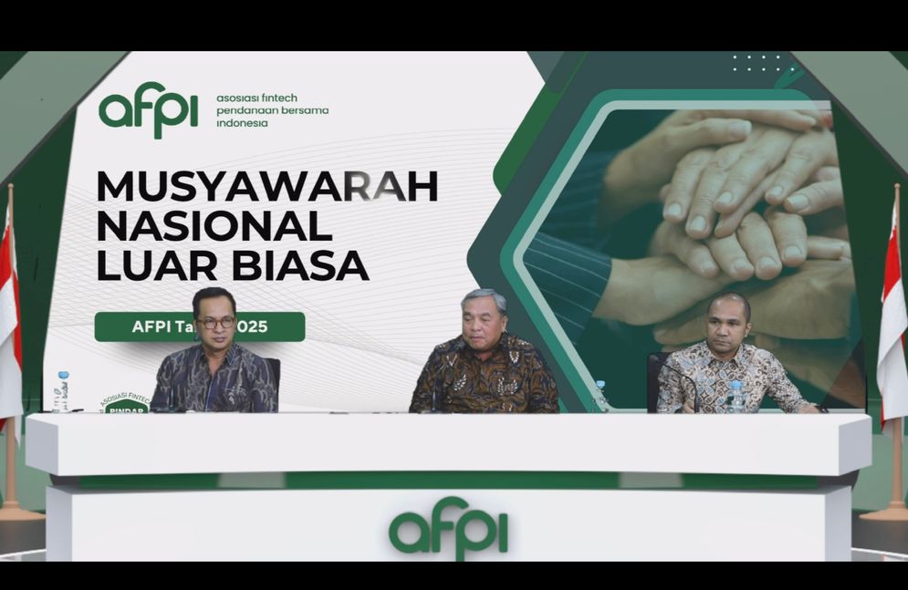dari kiri) Ketua Sidang Munaslub Kuseryansyah (Ketua Bidang Hubungan Masyarakat), Bernardino Vega (Dewan Pengawas), dan Tofan Saban (Ketua Klaster Bidang Produktif) mempin jalannya Munaslub AFPI.