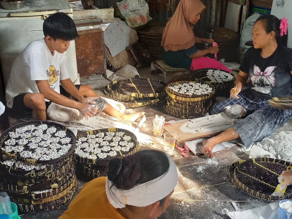 Pekerja sedang membuat kerupuk ikan yang menjadi salah satu komoditas pangan ekspor asal Palembang