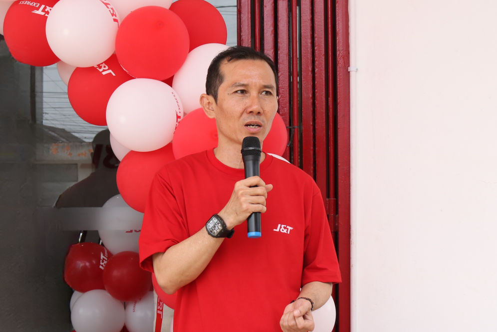 Suryadi Ningrat Lovgieyando, Marketing Manager J&T Express Palembang saat meresmikan Drop Point Signature Palembang pada Jumat (10 Oktober 2025)