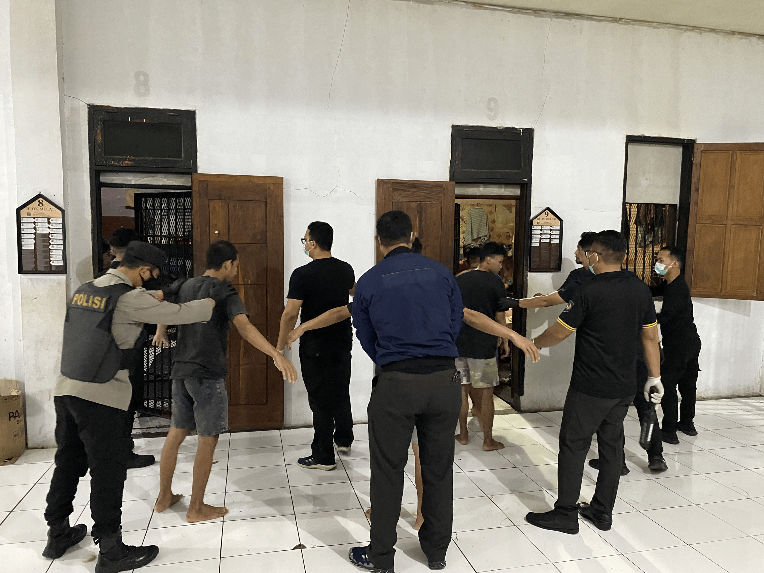 Penggeledahan di Rutan Manado.