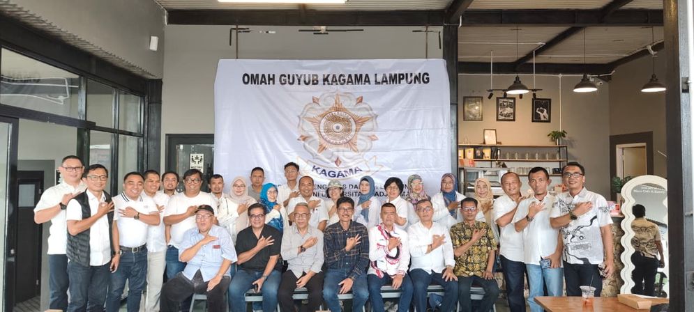 Rapat Umum Kagama Lampung di Sekretariat Kagama Lampung, Maco Kafe & Eatery, Kedaton, pada Minggu (12/10/2025) siang.