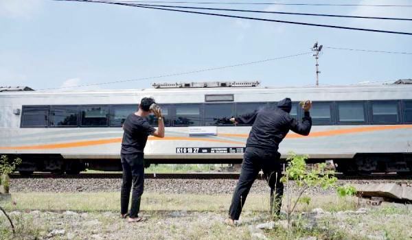 PT Railink mengatakan, melempar kereta api sangat berbahaya dan tidak dapat ditoleransi