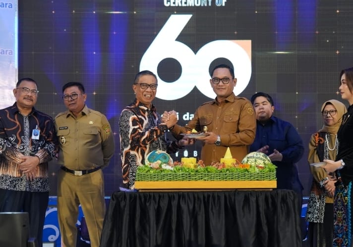 Wagub Kaltim Seno Aji memotong tumpeng dan menyerahkan kepada M Yamin dalam peringatan 60 tahun Bankaltimtara.