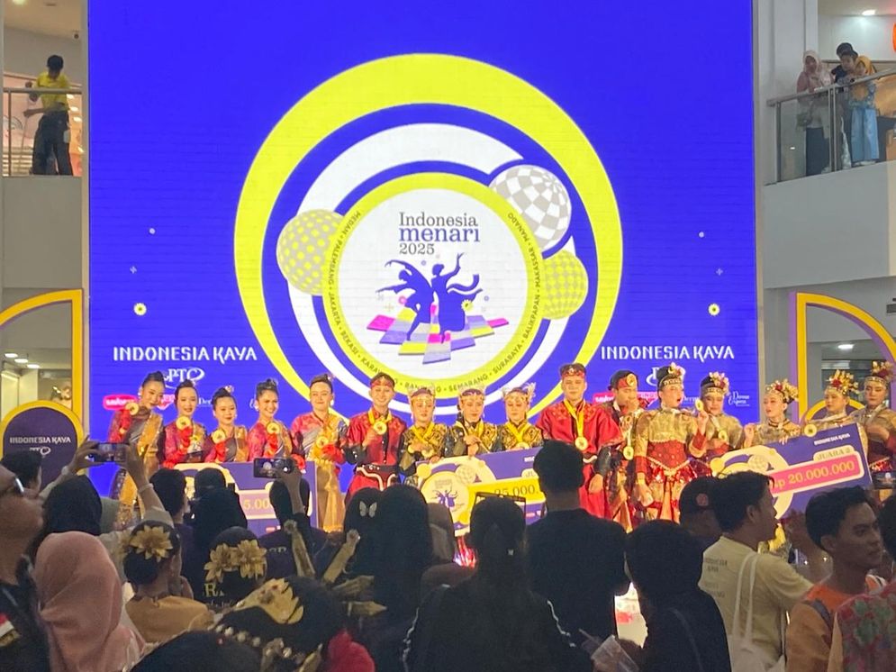 Para pemenang Indonesia menari di PTC Mall Palembang