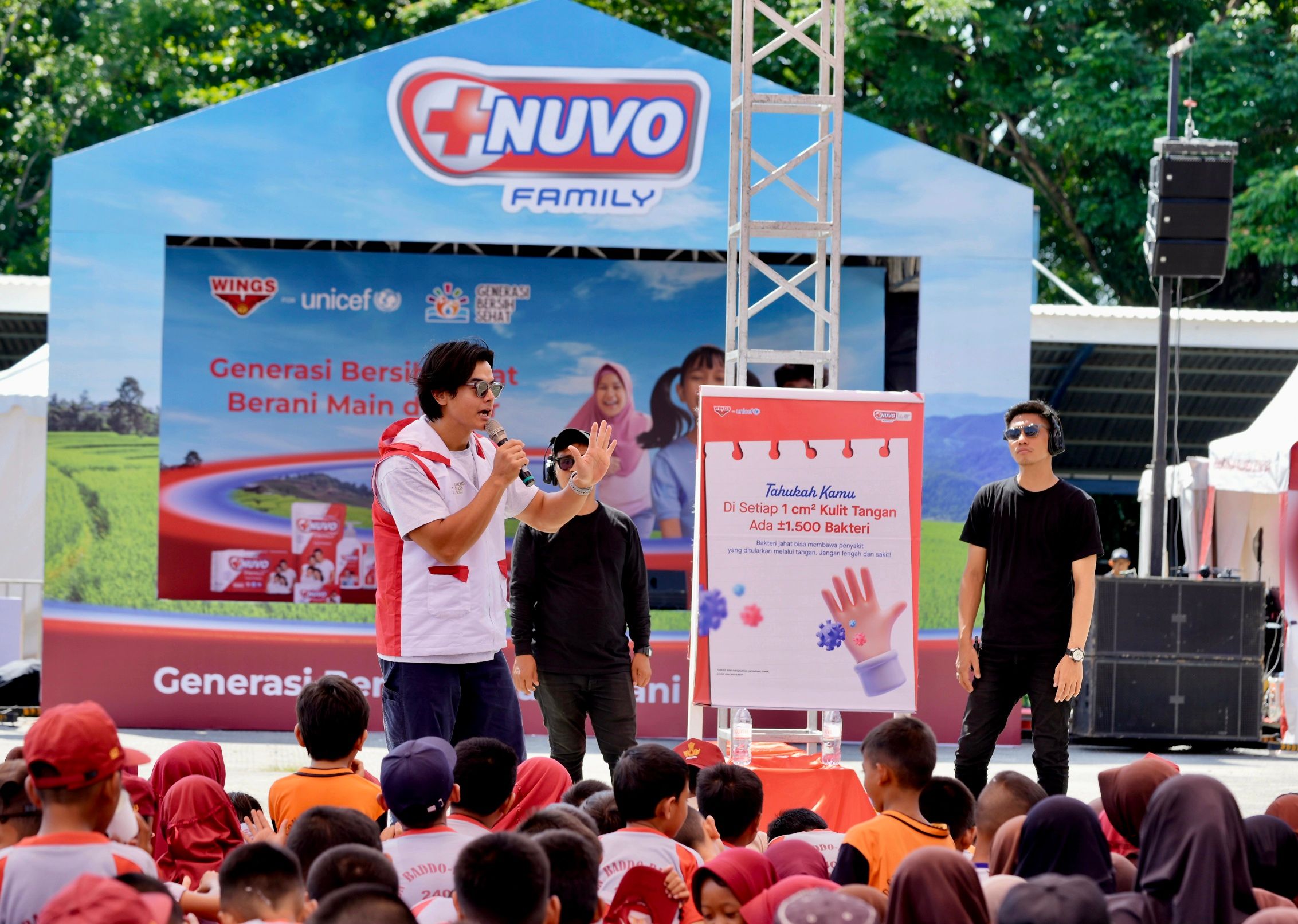 Dion Wiyoko - Brand Ambassador NUVO Family mengedukasi langkah cuci tangan pakai sabun