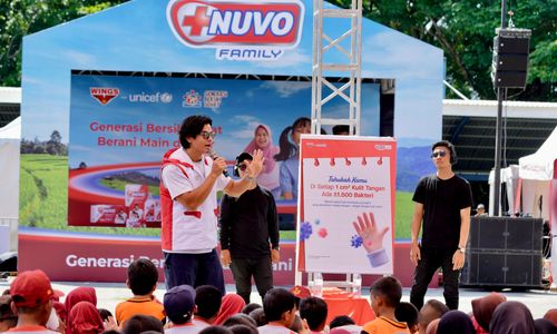 Dion Wiyoko - Brand Ambassador NUVO Family mengedukasi langkah cuci tangan pakai sabun